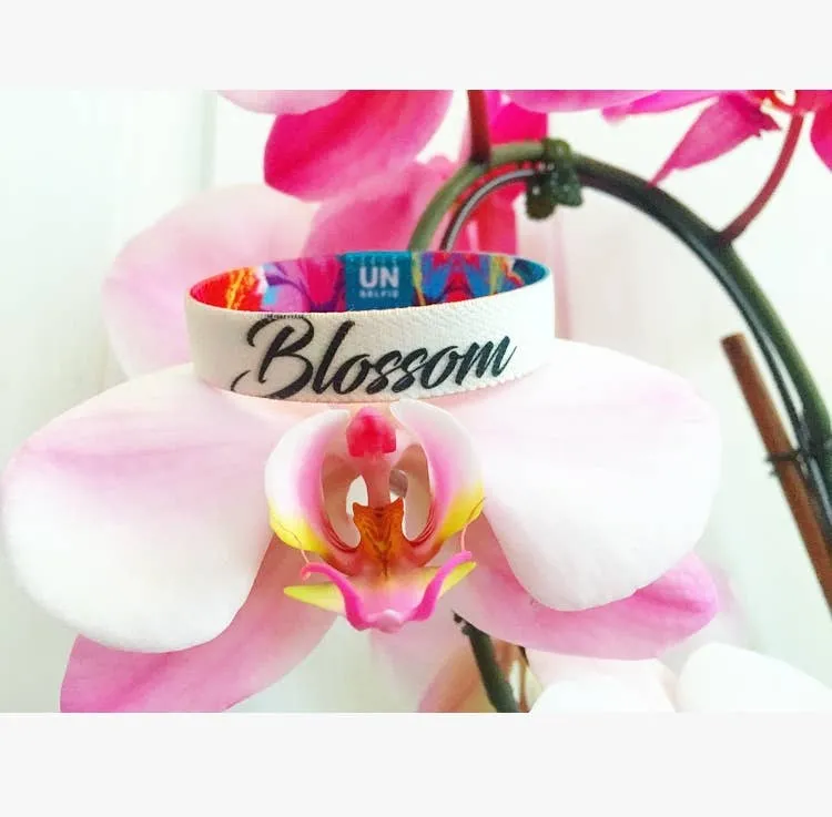 Blossom Hibiscus Band: Medium - 7 inch 