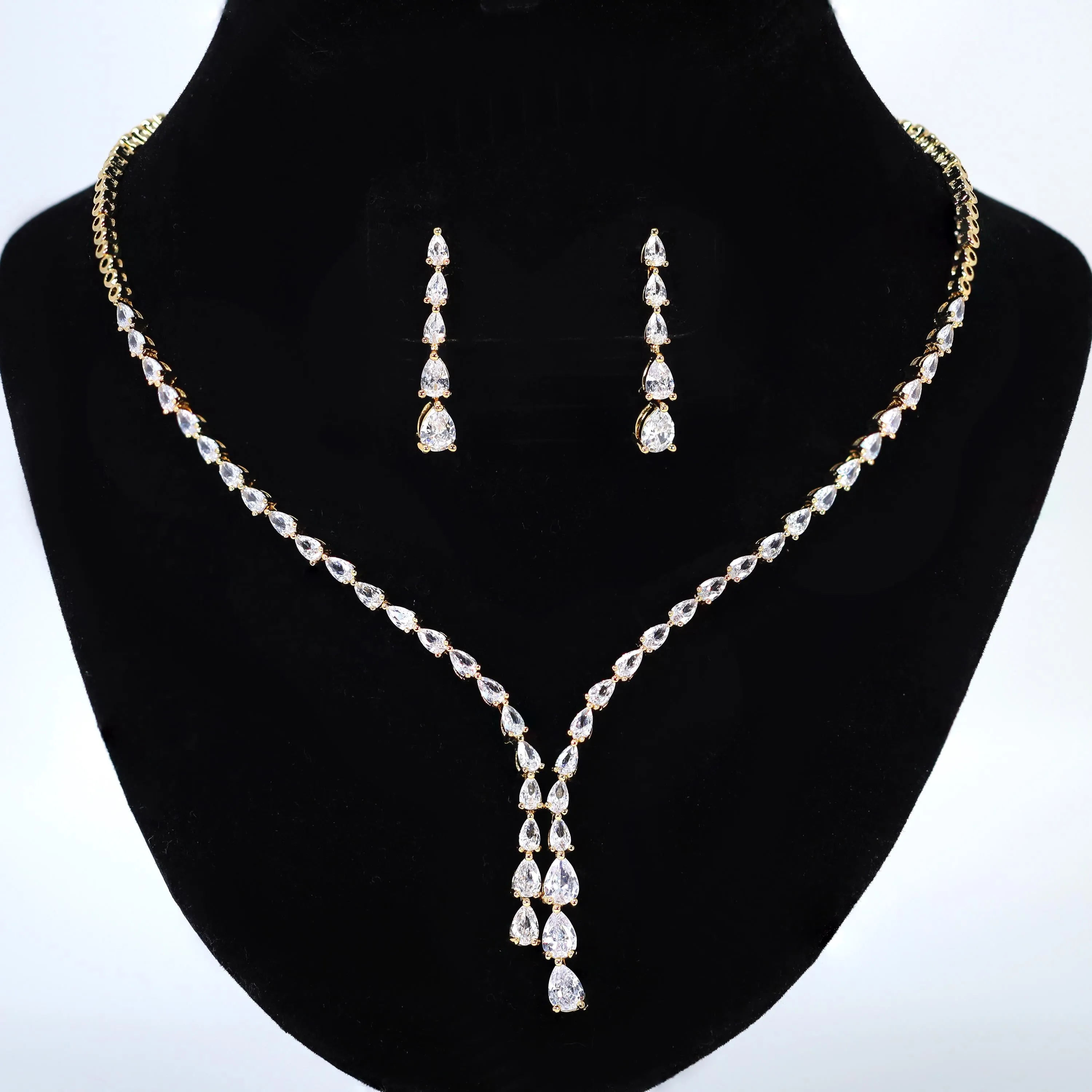 Swarovski Crystals Exquisite Teardrop Necklace and Earrings Set, Long Bridal Earrings And Necklace, Statement Earrings Cz Necklace Set.